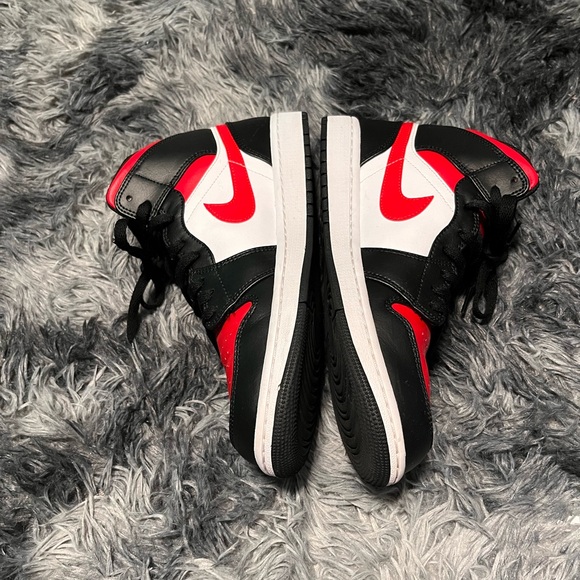 Air Jordan 1 Mid Black/Fire Red & White - Picture 4 of 8